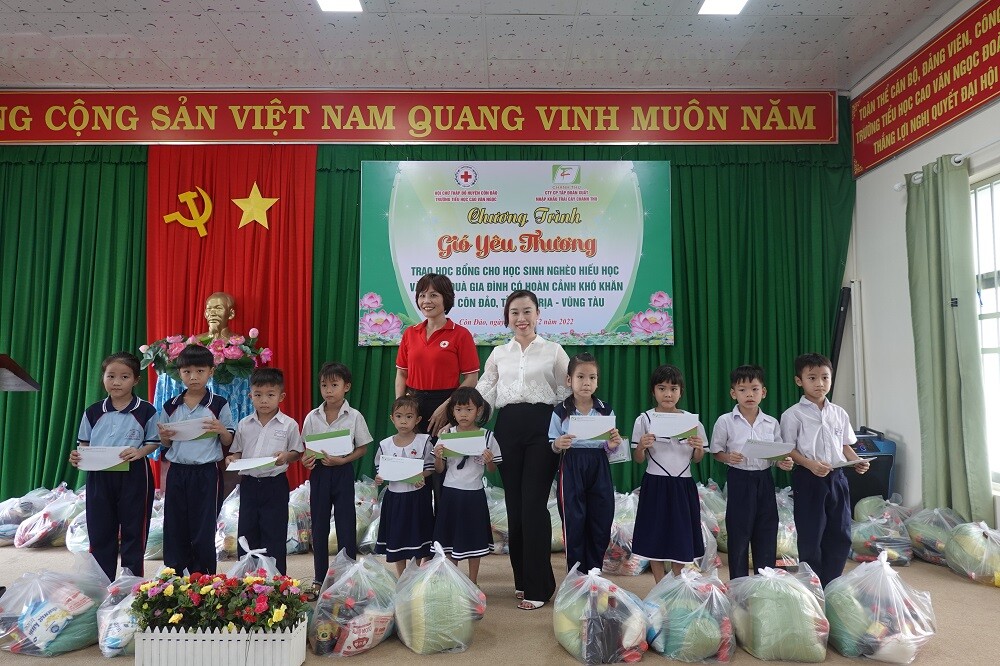 Trao học bổng cho các em học sinh nghèo hiếu học tại Côn Đảo