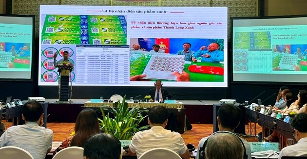 Đại diện Trung tâm Khuyến nông Bình Thuận giới thiệu hệ thống truy xuất nguồn gốc điện tử theo dõi xuất xứ và dấu chân các-bon của trái thanh long