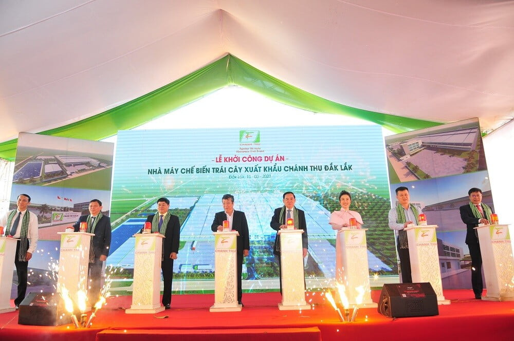 Các đại biểu thực hiện nghi thức khởi công Dự án Nhà máy chế biến trái cây xuất khẩu Chánh Thu Đắk Lắk
