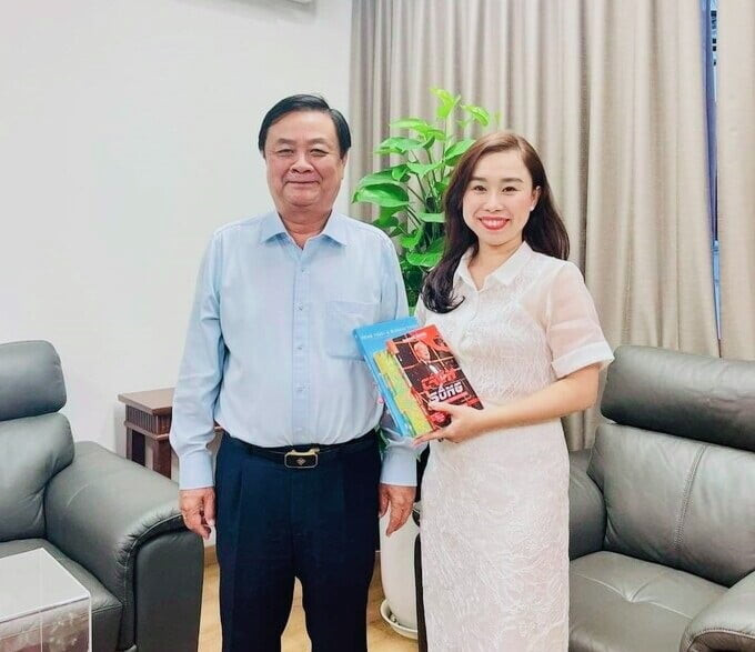 CEO Chánh Thu và Bộ trưởng Bộ NN-PTNT Lê Minh Hoan. Ảnh: NTV.